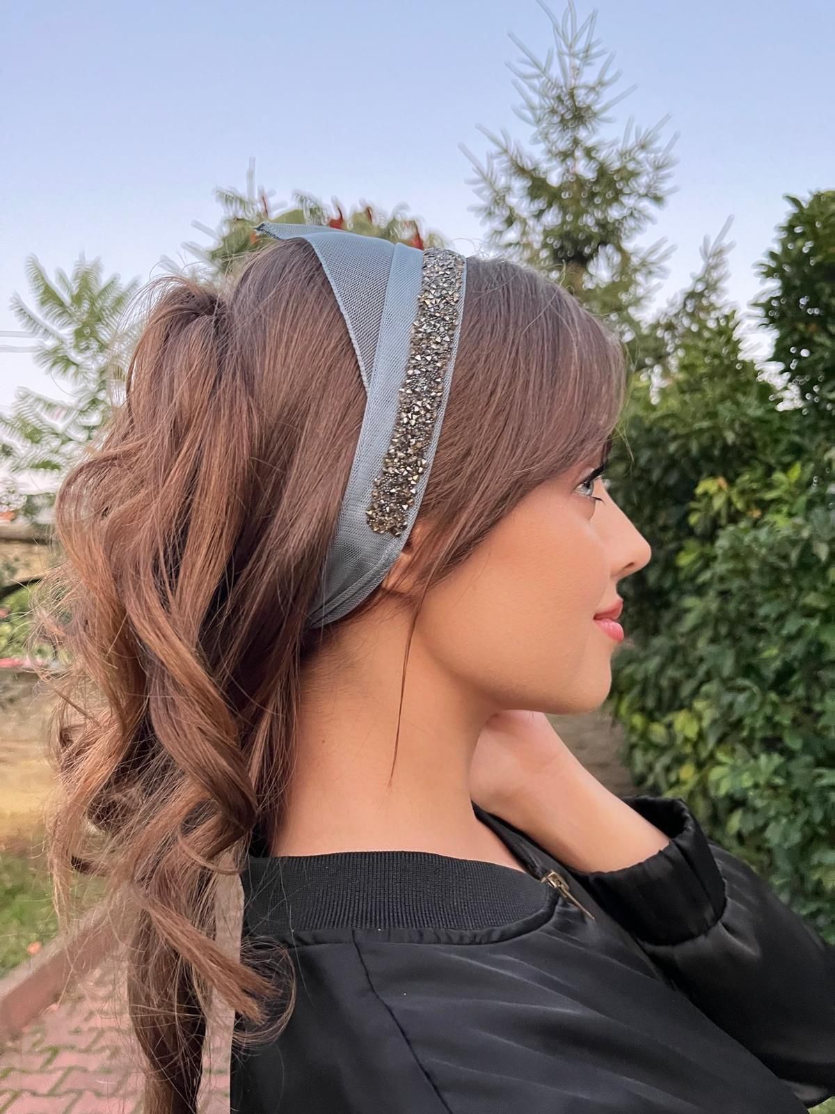 Batic din tul - Tucoaz cu accesoriu din pietre maro